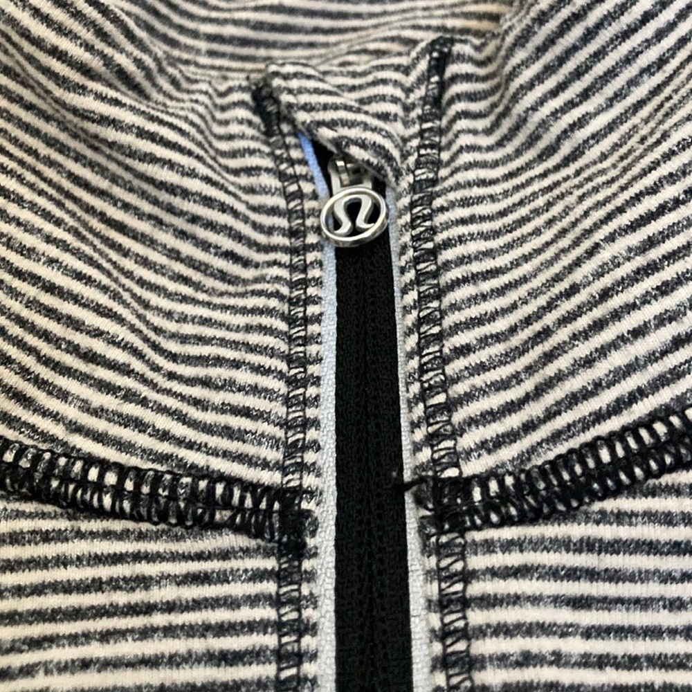 Lululemon 🍋 Base runner 1/2 zip pullover black/white with mesh detail sz 6 - Picture 2 of 7